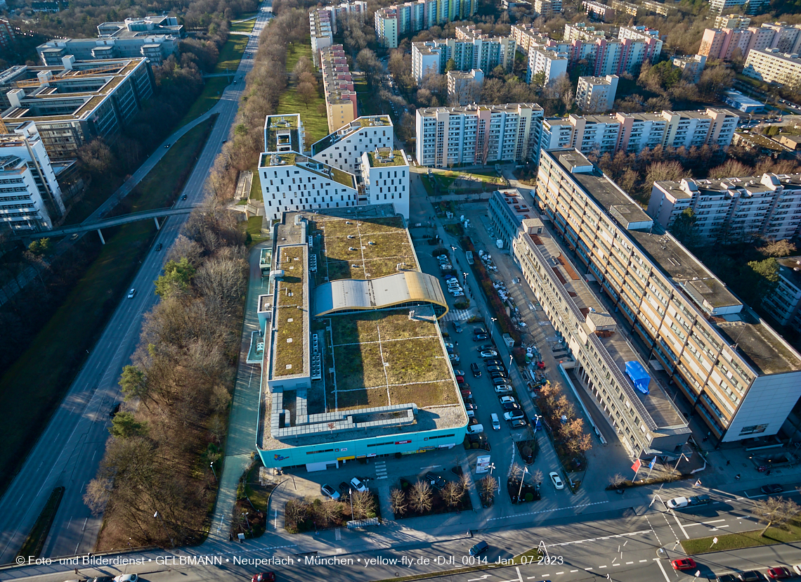 07.01.2023 - Luftbilder vom Plettzentrum mit Montessori Schule in Neuperlach